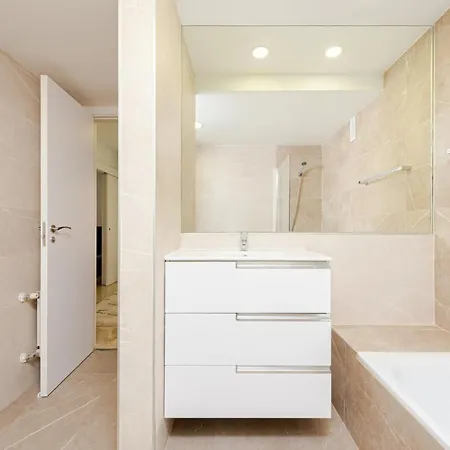 Huertas - Modern In Conde Orgaz Madrid