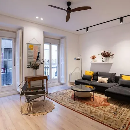 Stylish 2 Bedroom In The Heart Of Appartamento Madrid