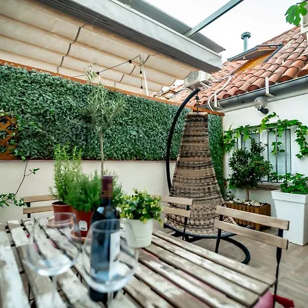 Apartment En Las Nubes De Atico En Calle Fuencarral Fnc22a1 *