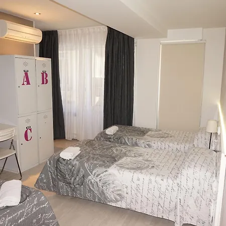 Far Gran Via Hostel *