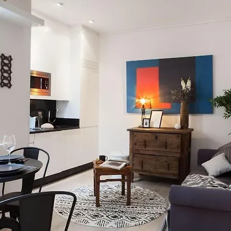 City Center Trendy & Charming Private Apartment