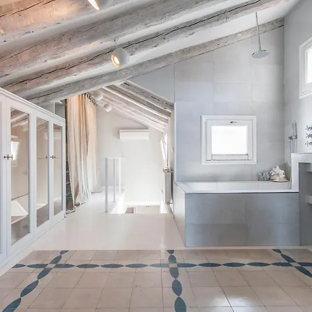 Bnbholder Refined Duplex Malasaña *