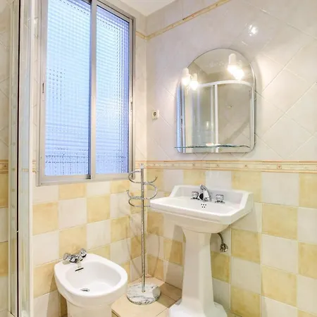 Apartamento Espacioso En La Plaza De Lavapies Apartment *