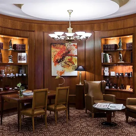 Pullman Airport & Feria 4*
