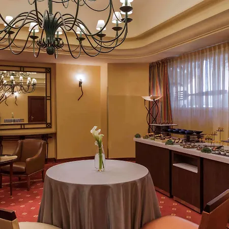 Pullman Airport & Feria 4*