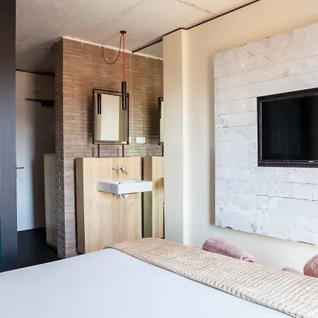 Bastardo Hostal *