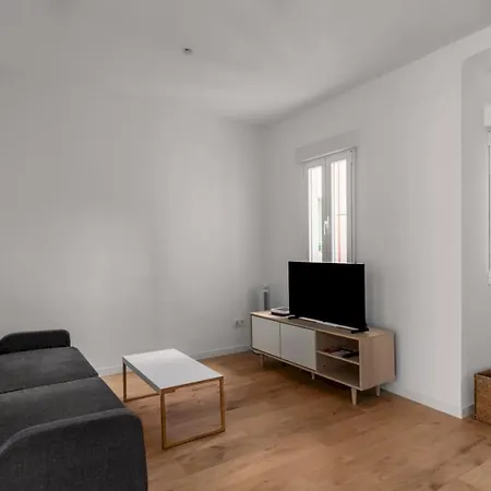 Apartment 2 Bedrooms 1 Bathroom Furnished - Delicias - Bright - Mintystay