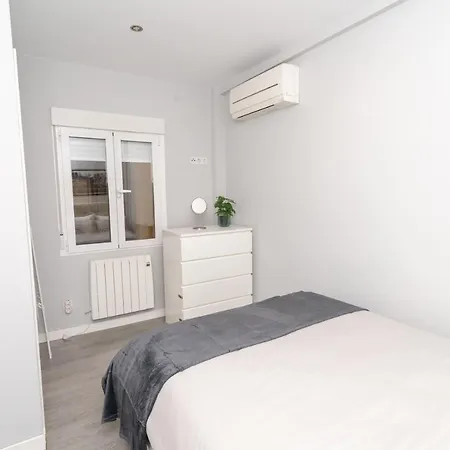 Modern Minimalist 1-bedroom In The Center