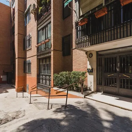 Cozy And Stylish With Natural Light And Vibrant Decor Homestay Madrid