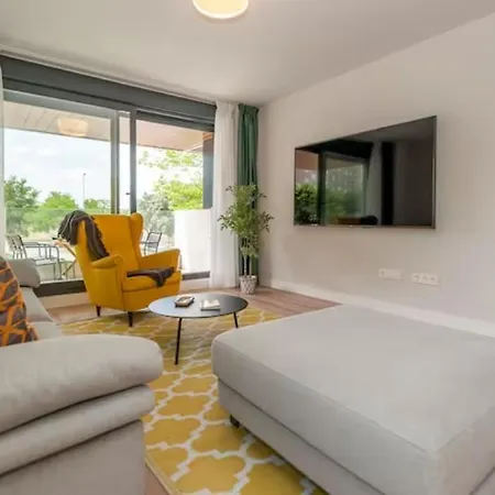 Apartment Moderno Y Lujoso Apartamento En Urbanizacion Privada Con Terraza De Diseno En Valdebebas / Ciudad Deportiva Real / Feria De *