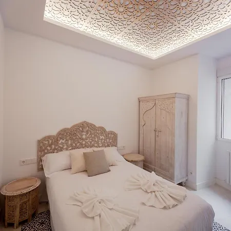 Plaza Espana V Calle San Bernardino 6br 6bh Apartment *