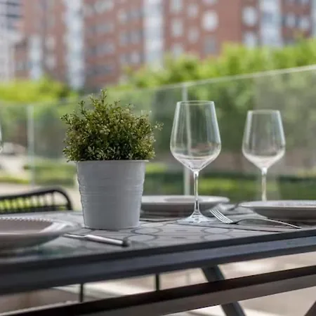 Moderno Y Lujoso Apartamento En Urbanizacion Privada Con Terraza De Diseno En Valdebebas / Ciudad Deportiva Real / Feria De