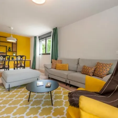 Moderno Y Lujoso Apartamento En Urbanizacion Privada Con Terraza De Diseno En Valdebebas / Ciudad Deportiva Real / Feria De Apartment