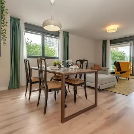 Moderno Y Lujoso Apartamento En Urbanizacion Privada Con Terraza De Diseno En Valdebebas / Ciudad Deportiva Real / Feria De Apartment Madrid