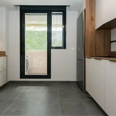 Moderno Y Lujoso Apartamento En Urbanizacion Privada Con Terraza De Diseno En Valdebebas / Ciudad Deportiva Real / Feria De Madrid