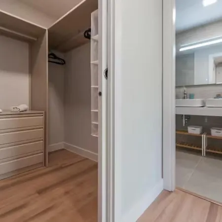 Moderno Y Lujoso Apartamento En Urbanizacion Privada Con Terraza De Diseno En Valdebebas / Ciudad Deportiva Real / Feria De Apartment Madrid