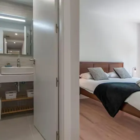 Moderno Y Lujoso Apartamento En Urbanizacion Privada Con Terraza De Diseno En Valdebebas / Ciudad Deportiva Real / Feria De Apartment