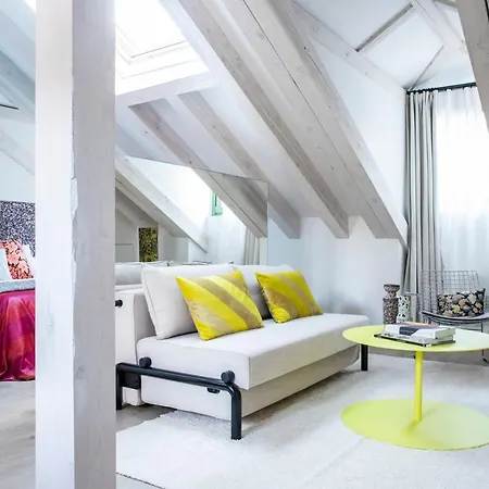 Calatrava - Darya Living Apartment