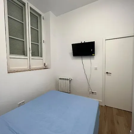 Roomstay Plaza Castilla *