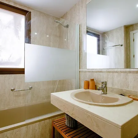 Charming Airport Apartment