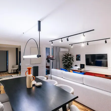 Stylish 4 +patio Luxury Gran Via Apartment Madrid