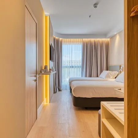 Express - - Airport By Ihg فندق مدريد