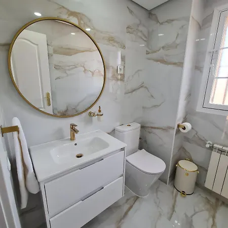 Moderna Casa De Lujo Con Jacuzzi En El Jardin