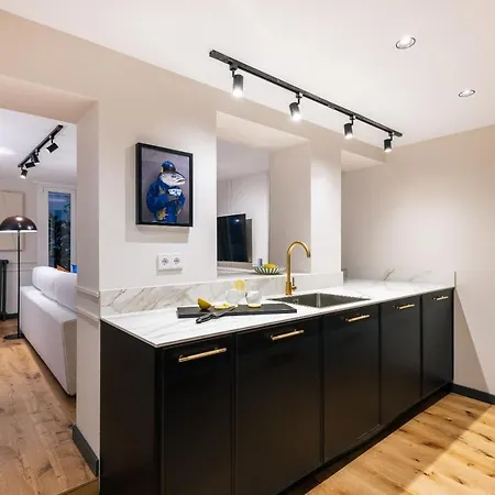 Stylish 4 +patio Luxury Gran Via Apartment