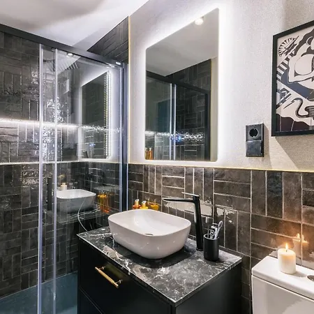 Stylish 4 +patio Luxury Gran Via Apartment Madrid