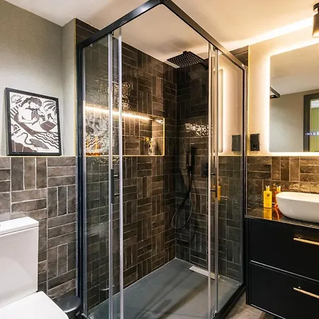 Stylish 4 +patio Luxury Gran Via Apartment Madrid