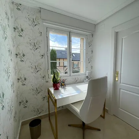 Moderna Casa De Lujo Con Jacuzzi En El Jardin * Madrid