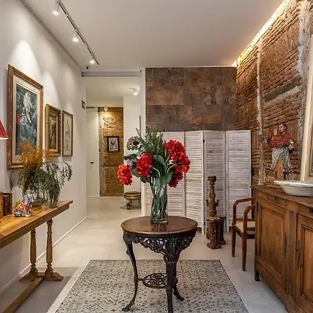 Queens House Chueca Guest house *