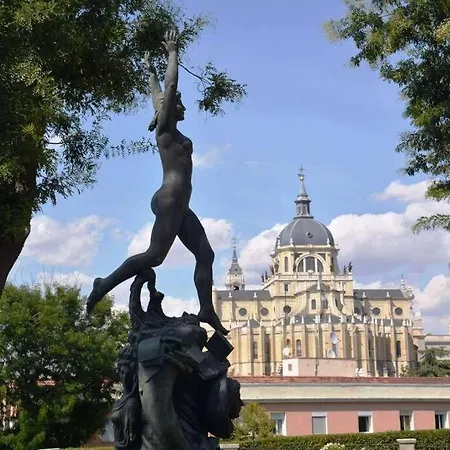 San Isidro Labrador, En Vistillas Junto A Metro Puerta De Toledo