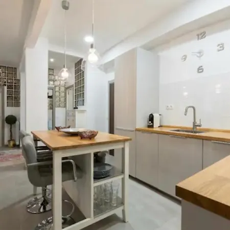 2 Bedrooms 2 Bathrooms Furnished - Plaza Mayor - Spacious & Equipped - Mintystay *