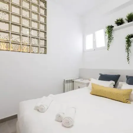 2 Bedrooms 2 Bathrooms Furnished - Plaza Mayor - Spacious & Equipped - Mintystay