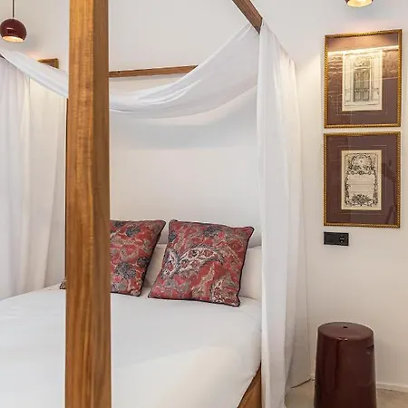 Queens House Chueca Guest house *