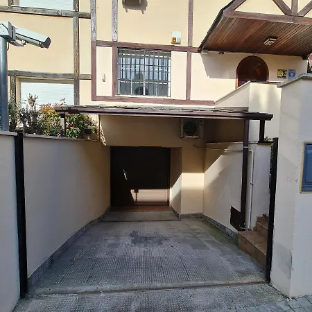 Moderna Casa De Lujo Con Jacuzzi En El Jardin