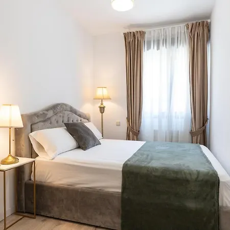 Charleroi Xxii Deluxe Apartment
