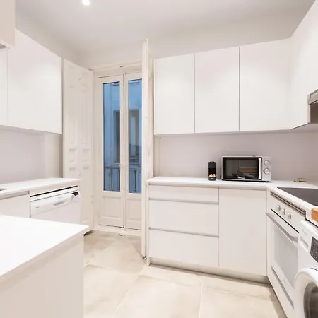 3 Bedrooms 2 Bathrooms Furnished - La Latina - Bright & Spacious - Mintystay