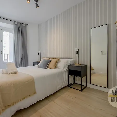 Spacious New 7 En La Plaza De Tirso De Molina Apartment