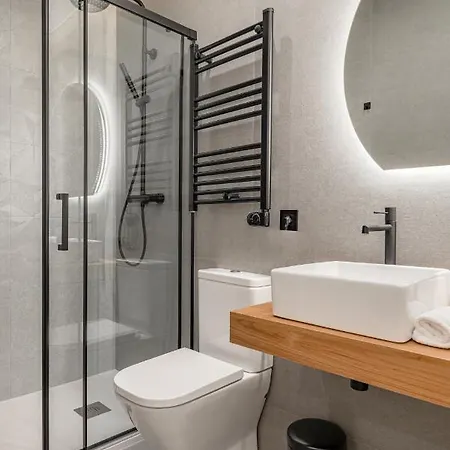 Gran Via Vii Calle Jacometrezo 2br 2bh Apartment Madrid