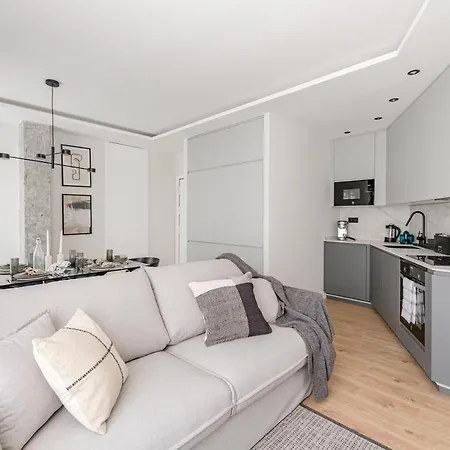 Gran Via Vii Calle Jacometrezo 2br 2bh Apartment Madrid