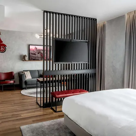 מלון Radisson Red 4*