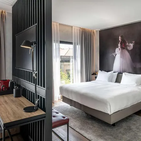 Hotell Radisson Red 4*