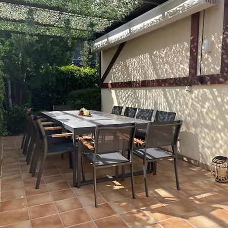 Moderna Casa De Lujo Con Jacuzzi En El Jardin