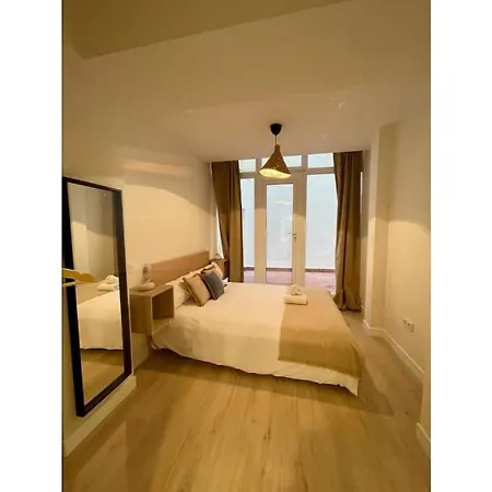 Cool Apt 9 Pax En Plena Plaza De Chueca