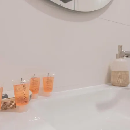 Bright And Modern- 2 Bedrooms 1bathroom- Mintystay - Bocangel Apartment
