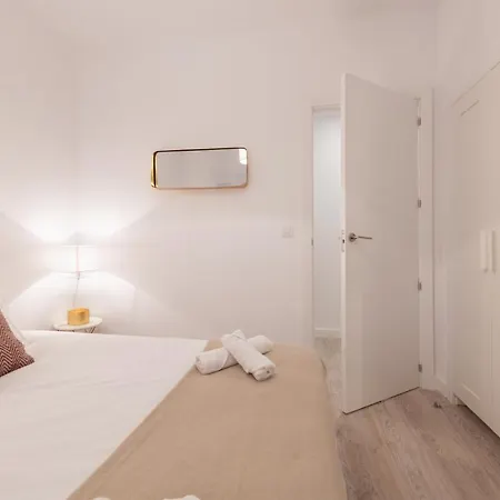 Bright And Modern- 2 Bedrooms 1bathroom- Mintystay - Bocangel *