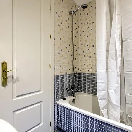 Charming Airport Apartment