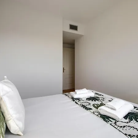 Charming Airport Apartment